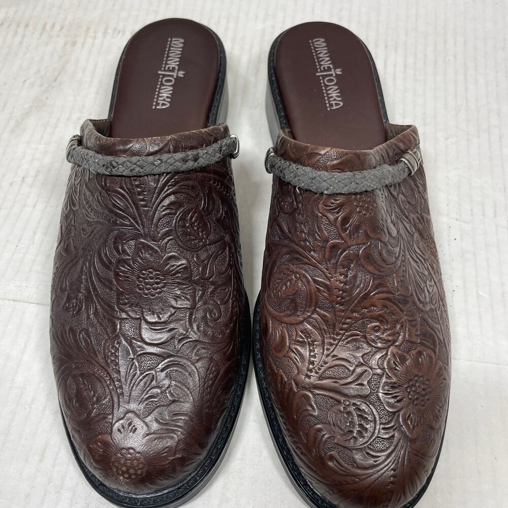 Minnetonka Dark Brown Genuine Leather Floral‎ Embossed Slip On Mule Womens Sz 9